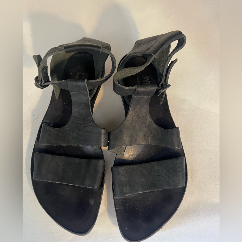 Cydwoq Black Leather Ankle-Strap Sandals